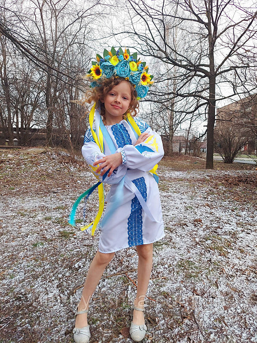 Детское вышитое платье с ласточками 