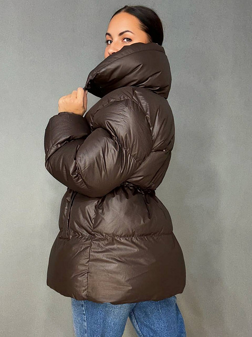 Куртка жіноча Haiziyuan 8055 пуфер глянцева подовжена з утяжкою на талії коричнева, коричневий, M Київ - фото 7