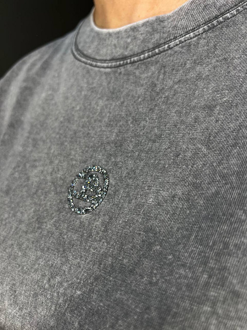 Футболка жіноча A-N 26089 тай-дай оверсайз з камінчиками літера B, сірий, one size Київ - фото 18