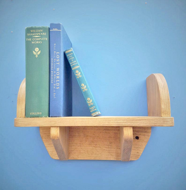 Настенная книжная полка 