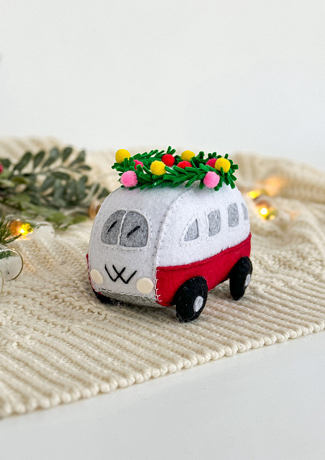 Новогодняя елочная игрушка из фетра ручной работы Машинка с новогодним венком 11 см. Киев - изображение 1
