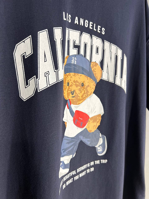 Футболка жіноча 25125 A-N оверсайз подовжена вільний крій з принтом ведмедик напис CALIFORNIA one size, темно-синій, one size Київ - фото 2