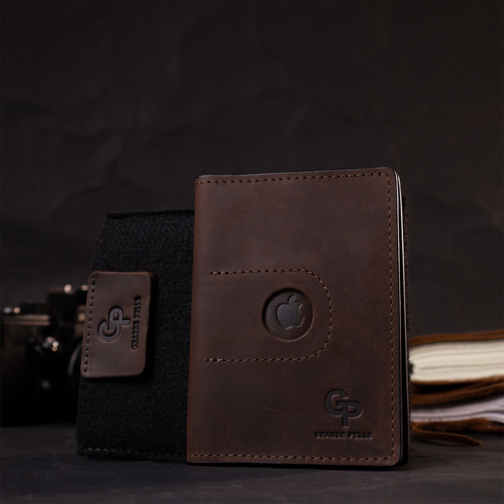Стильна шкіряна обкладинка на паспорт з утримувачем для Apple AirTag GRANDE PELLE 11621 Коричневий Київ - фото 3