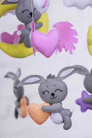 Дитячий музичний мобіль на ліжечко для немовлят WooolyWool «Зайки-сплюшки» з 35 мелодіями (М032) Київ