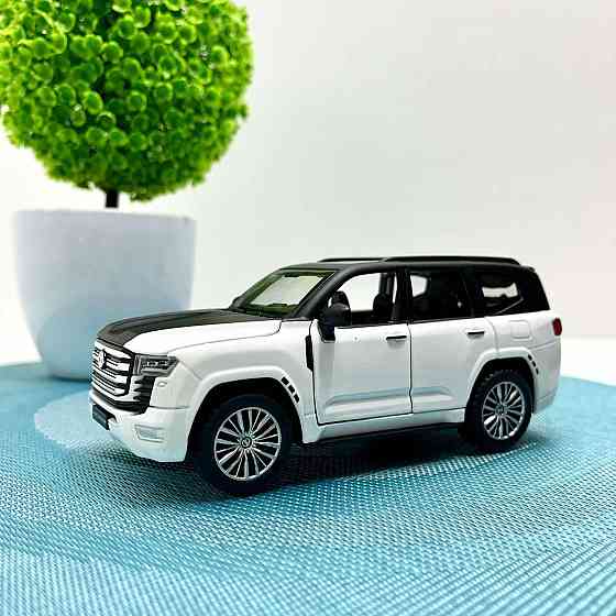 Машина Автосвіт Toyota Land Cruiser 300 інерційна масштаб 1:32 відчиняються двері капот багажник 15 см Біла (AP-2088) Чернігів