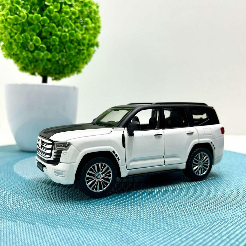 Машина Автосвіт Toyota Land Cruiser 300 інерційна масштаб 1:32 відчиняються двері капот багажник 15 см Біла (AP-2088) Чернігів - фото 1