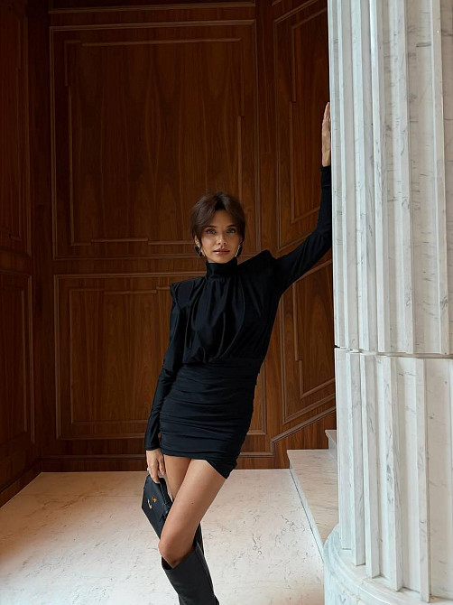 Жіноча елегантна вечірня міні сукня  з акцентними плечима та драпіровкою мікродайвінг Одеса - фото 2