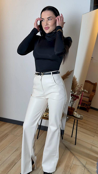 Женские стильные брюки на высокой посадке с разрезами эко кожа на замше Молочный, 42/44 Одесса - изображение 1