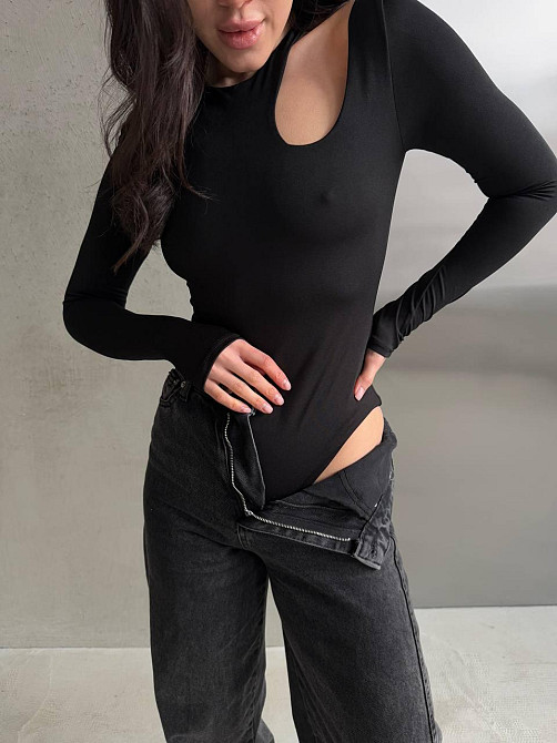 Жіноче стильне асиметричне боді з довгими рукавами трикотаж масло Чорний Одеса - фото 9