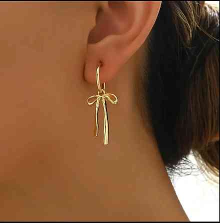 Сережки з бантиком золотого кольору – витончені підвісні Київ