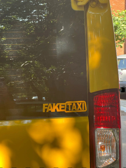 Наклейка FakeTaxi жёлтая светоотражающая на авто-м Киев - изображение 4