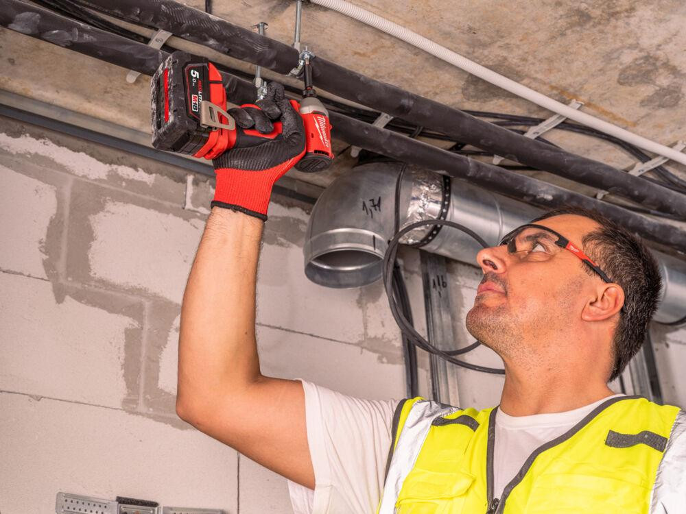 Шуруповерт ударний акумуляторний безщітковий MILWAUKEE M18 BLIDRCMC-402C (190Нм) (+ заряд.пристрій, 2 акум., Одесса - изображение 6