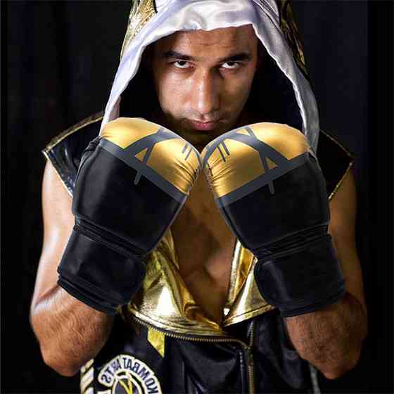 Боксерские перчатки 10 Oz черно-золотые для тренировок и боев Киев