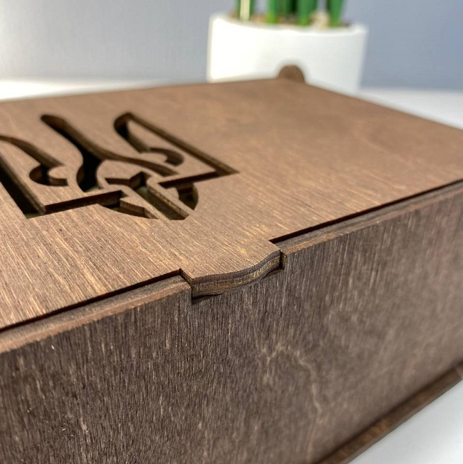 Подарункова коробка дерев'яна з гербом України 25х12,5х7,3 см, прямокутна з кришкоюMasterSem Київ - фото 1