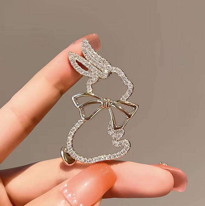 Брошь зайчик со стразами и бантиком декоративное украшение на одежду Киев - изображение 1