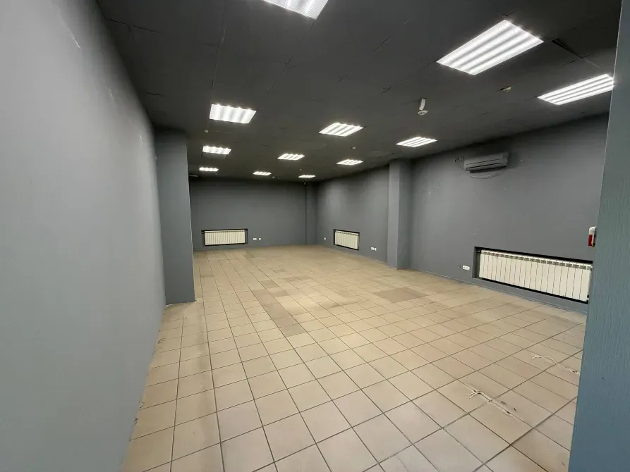 Здам приміщення в центрі міста. Театральний бульвар. 84 м2. Червона лінія з окремим входом, величезні вікна. 15 кВт електрики, вода і туалет. Дніпро - фото 2