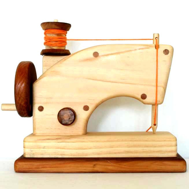 Игрушечная швейная машинка 