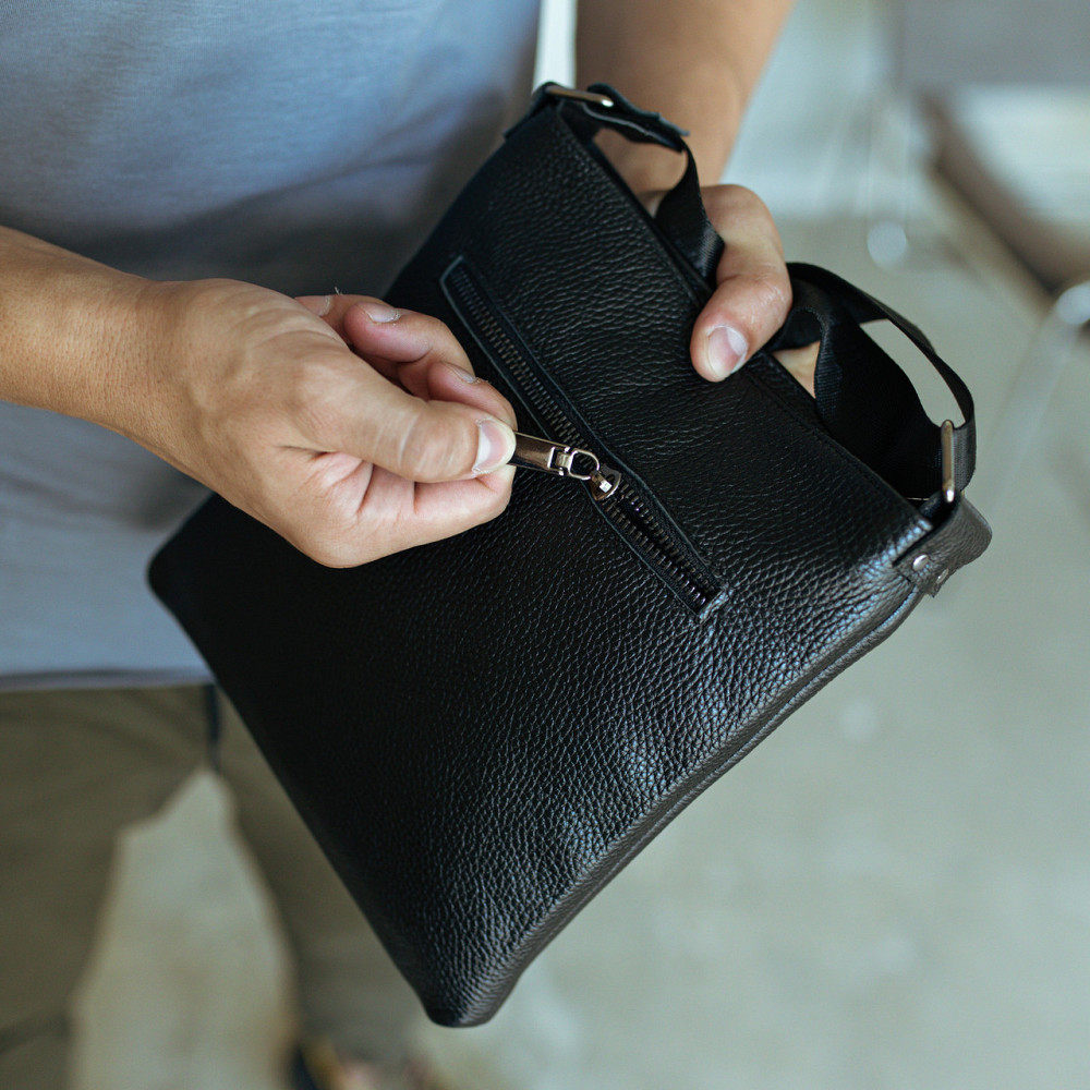 Чоловіча сумка через плече шкіряна Crazy Horse каркасна містка з ременем, чорнаMasterSem Київ - фото 2