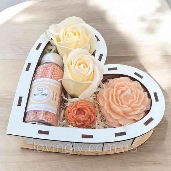 Символічний подарунок у коробці-серці для жінки: свічка ручної роботи, мильні квіти, аромасаше Ірпінь