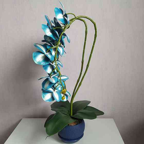 Штучна латексна орхідея VIP в синьому керамічному кашпо на дві гілки синя Дніпро