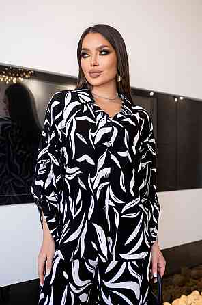 Свободный костюм с вырезом на спине 