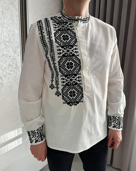 Мужская вышиванка с черным вышитым орнаментом на пуговицах коттон 80%, 20% полиэстер Одесса - изображение 1