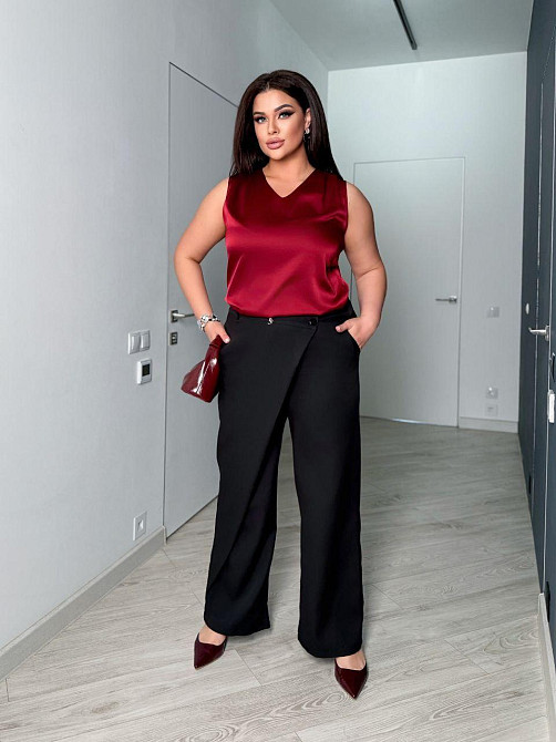 Женские прямые брюки с эффектным асимметричным запахом спереди из костюмной ткани Одесса - изображение 9