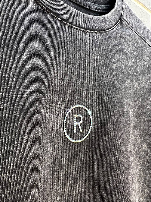 Футболка жіноча A-N 02517 варена аплікація літера "R" з камінців попереду середньої довжини one size, чорний, one size Київ - фото 2