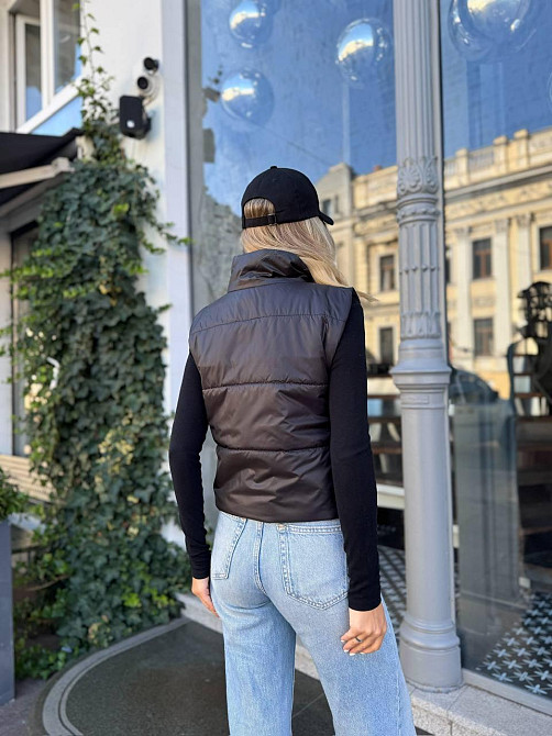 Жіноча утеплена жилетка на блискавці плащівка лак на синтепоні Чорний, 46 Одеса - фото 2