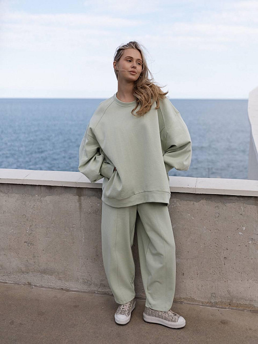 Женский оверсайз костюм: объемная кофта с трендовыми брюками бананами турецкий дабл фейс 100% хлопок Оливка Одесса - изображение 1