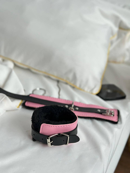 Шкіряні наручники з хутром для задоволення для рольових ігор BDSM для сексу рожеві на ремінці з застібкою Одеса - фото 4