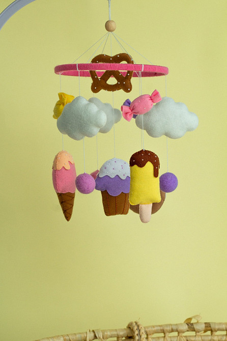 Дитячий мобіль на ліжечко для немовлят ручної роботи WooolyWool «Солодощі» Київ - фото 9