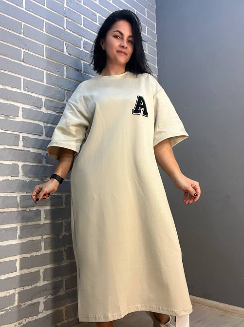 Платье женское A-N 2506 длинное оверсайз разрез со стороны нашивка впереди буква 