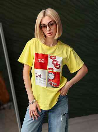 Женская футболка с акцентным принтом 