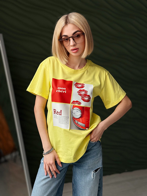 Женская футболка с акцентным принтом 