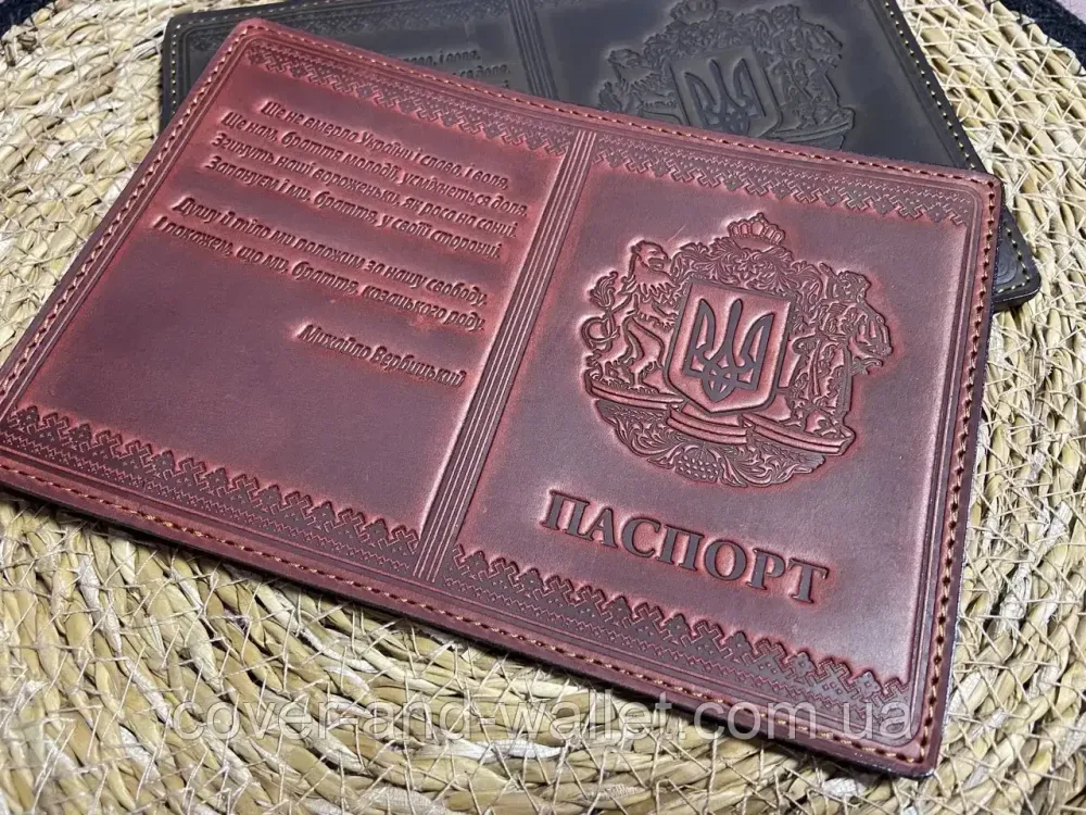 Патріотична шкіряна обкладинка на паспорт України бордового кольору ST Leather Київ - фото 1