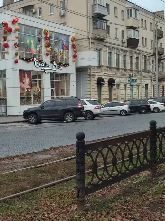 Нове Яворницького 105 Червона лінія, зі своїм входом, скляний вхід магазин з шикарним ремонтом. Парковка перед приміщенням, є літній майданчик Нові ко Дніпро