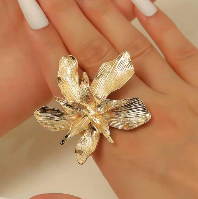 Велика каблучка квітка золота жіноча масивна каблучка у формі квітки регульований розмір Київ - фото 3