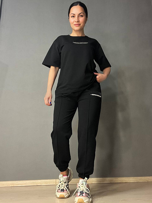 Костюм жіночий CAPPITONE 101216 оверсайз футболка з джогерами з швом і написом чорний, чорний, M Київ - фото 1