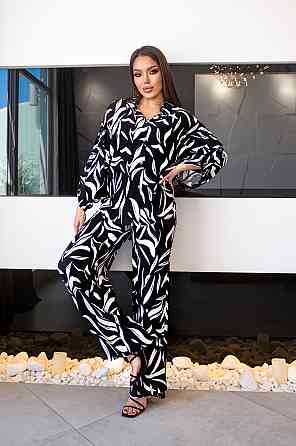 Свободный костюм с вырезом на спине 