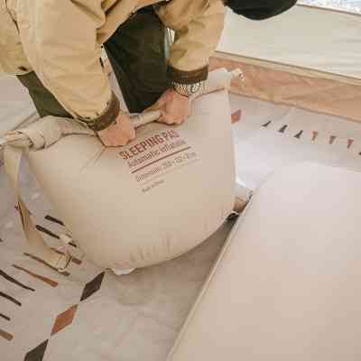 Туристический коврик Naturehike Самонадувний 10 см одинарний з помпою NH20FCD08 бежевий (6976023925214) Винница