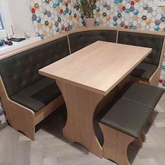 Маленький узкий обеденный кухонный уголок на кухню с раскладным столом и мягкими табуретками Дуб Сонома Львов