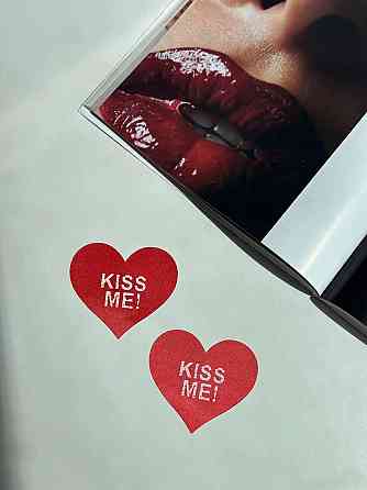 Накладка на грудь Стикини Kiss me пэстисы Наклейка украшение для сосков с надписью красная Одесса