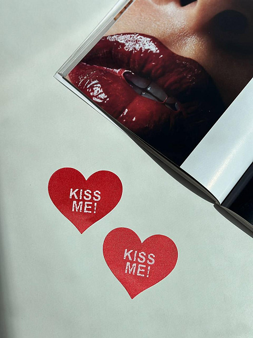 Накладка на грудь Стикини Kiss me пэстисы Наклейка украшение для сосков с надписью красная Одесса - изображение 6