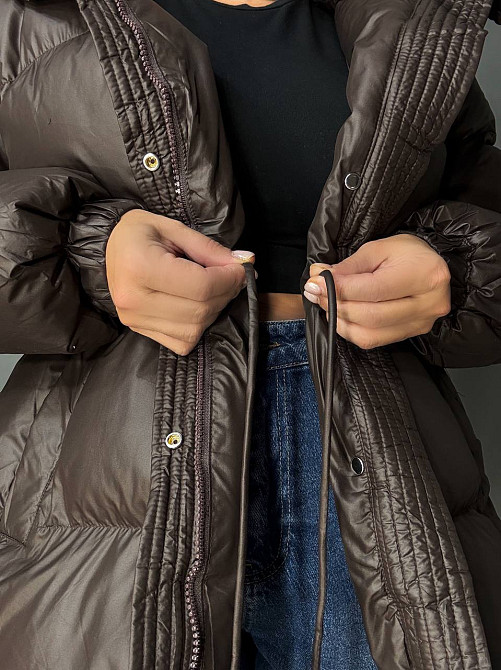 Куртка жіноча Haiziyuan 8055 пуфер глянцева подовжена з утяжкою на талії коричнева, коричневий, M Київ - фото 4