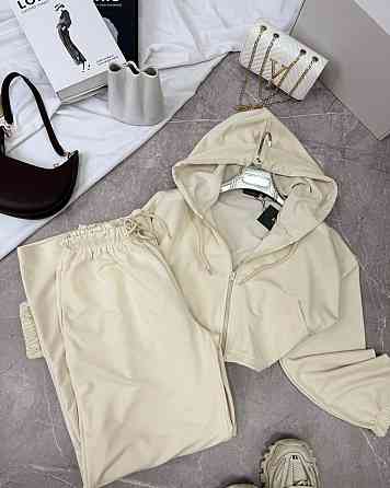 Женский практичный костюм с укороченной кофтой с капюшоном на молнии и свободных брюк палаццо двунитка Кремовый Одесса