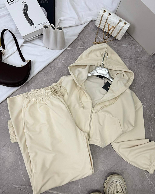 Женский практичный костюм с укороченной кофтой с капюшоном на молнии и свободных брюк палаццо двунитка Кремовый Одесса - изображение 3