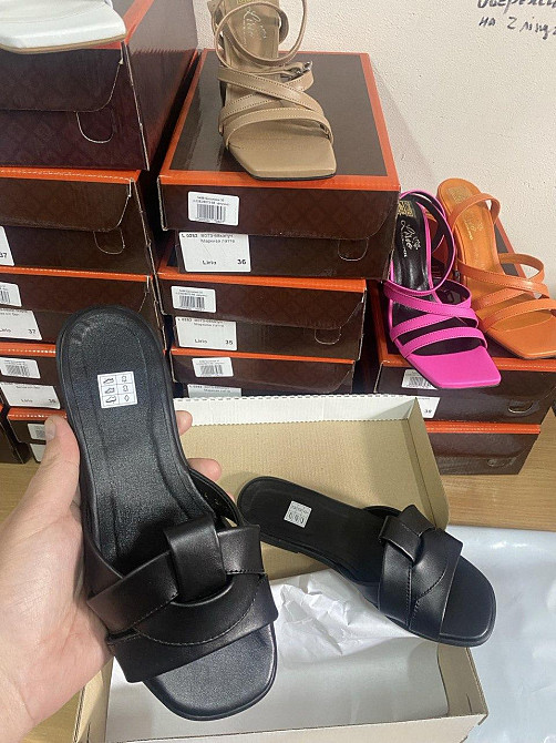 Jasmine Шльопанці жіночі з натуральної шкіри на плоскій підошві чорні Jasmine 405 р. 36-40 / Лі Коломия - фото 2