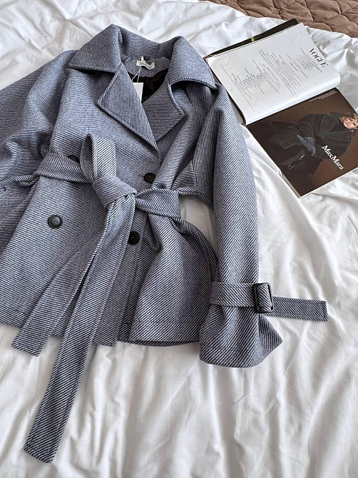 Женское трендовое пальто с двубортной застежкой на пуговицы и поясом Синий Одесса - изображение 10