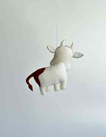 М’яка фетрова іграшка корова ручної роботи – безпечна розвиваюча іграшка Київ